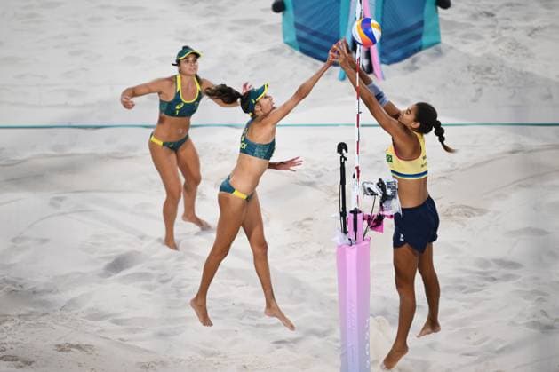 Sport Bilder des Tages OLY24 Beach volleyball, Beachvolleyball Australian beach volleyball player Taliqua Clancy (left) in action against Brazillian beach volley player Ana Patricia Silva Ramos (right) during the Women s Semifinal 51 beach volleyball match between Australia and Brazil at Eiffel Tower Stadium in Paris, as part of the 2024 Paris Olympic Games, Olympische Spiele, Olympia, OS France, Thursday, August 08, 2024. ( NO ARCHIVING, EDITORIAL USE ONLY, NO USE IN BOOKS WITHOUT CONSENT PARIS FRANCE Copyright: xJOELxCARRETTx 20240809197690256552