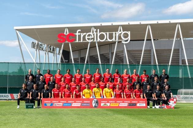 Back row from left athletic trainer Maximilian Kessler, athletic trainer Daniel Wolf, Bruno Ogbus, Christian Guenter, Kenneth Schmidt, Max Rosenfelder, Patrick Osterhage, Merlin Roehl, Michael Gregoritsch, Jordy Makengo, Matthias Ginter, Philipp Lienhart, Eren Dinkci, analyst Franz Georg Wieland, Goalkeeping coach Michael Mueller Middle row from left Physiotherapist Florian Mack, team doctor Dr Jochen Gruber, team doctor Prof Dr Torben Pottgießer, , Maximilian Eggestein, Nicolas Hoefler, Maximilian Philipp, Lucas Hoeler, Junior Adamu, Johan Manzambi, Roland Sallai, Vincenzo Grifo, coach Julian Schuster, co-coach Florian Bruns, Co-trainer Lars Vossler, Co-trainer Patrik Grolimund Front row from left Physiotherapist Markus Behrens, Physiotherapist Torge Schwarz, Physiotherapist Uwe Vetter, Florent Muslija, Daniel Kofi Kyereh, Noah Weisshaupt, Jannik Huth, Noah Atubolu, Florian Mueller, Lukas Kuebler, Berkay Yılmaz, Ritsu Doan, Rehab trainer Matthias Rosa, Bus driver Stefan Spohn, equipment keeper Max Beckmann Manuel Gulde, Kiliann Sildillia, team doctor PD Dr Helge Eberbach, team doctor Dr Dr Markus Wenning GER, SC Freiburg, 1 BL, portrait date 2024 2025, team photo, 08 08 2024, GER, SC Freiburg, 1 BL, portrait date 2024 2025, team photo, 08 08 2024 Freiburg are missing Copyright: xEibner-Pressefoto WolfgangxFrankx EP_WFK