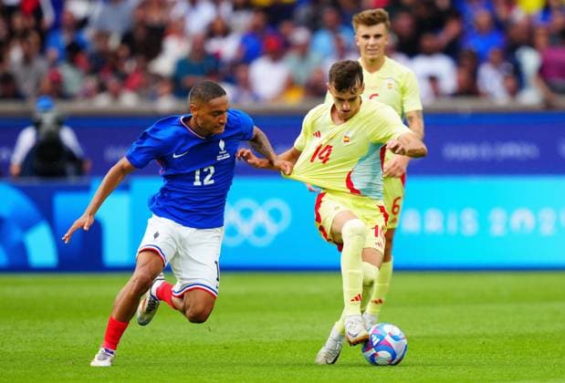 Enzo Millot of France pulls the shirt of Aimar Oroz of Spain during the Olympic Men s Football Final, France v Spain Paris 2024 Olympic Games, Olympische Spiele, Olympia, OS Day Fourteen, Paris, France - 09 Aug 2024 EDITORIAL USE ONLY No use with unauthorised audio, video, data, fixture lists (outside the EU), club league logos or live services. Online in-match use limited to 45 images (+15 in extra time). No use to emulate moving images. No use in betting, games or Copyright: xJavierxGarcia Shutterstockx 14622991ca