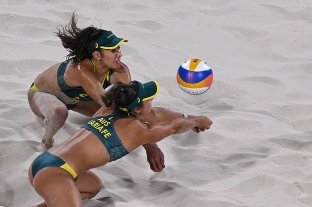 OLY24 Beach volleyball, Beachvolleyball Australian beach volleyball player Mariafe Artacho del Solar and Australian beach volleyball player Taliqua Clancy in action during the Women s Bronze Medal 53 beach volleyball match between Australia and Switzerland at Eiffel Tower Stadium in Paris, as part of the 2024 Paris Olympic Games, Olympische Spiele, Olympia, OS France, Friday, August 9, 2024. ( NO ARCHIVING, EDITORIAL USE ONLY, NO USE IN BOOKS WITHOUT CONSENT PARIS FRANCE Copyright: xDAVExHUNTx 20240810136209076682