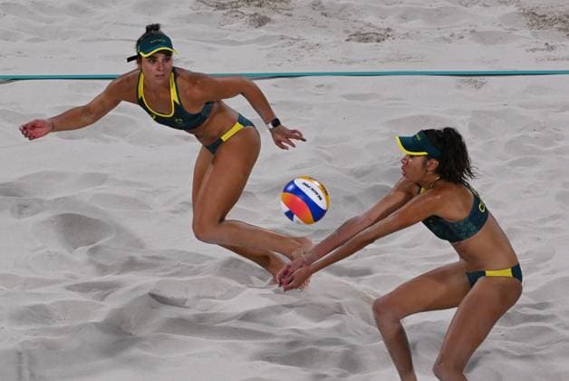 OLY24 Beach volleyball, Beachvolleyball Australian beach volleyball player Mariafe Artacho del Solar and Australian beach volleyball player Taliqua Clancy in action during the Women s Bronze Medal 53 beach volleyball match between Australia and Switzerland at Eiffel Tower Stadium in Paris, as part of the 2024 Paris Olympic Games, Olympische Spiele, Olympia, OS France, Friday, August 9, 2024. ( NO ARCHIVING, EDITORIAL USE ONLY, NO USE IN BOOKS WITHOUT CONSENT PARIS FRANCE Copyright: xDAVExHUNTx 20240810164723464115