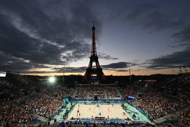 OLY24 Beach volleyball, Beachvolleyball The Eiffel Tower can be seen during the Women s Bronze Medal 53 beach volleyball match between Australia and Switzerland at Eiffel Tower Stadium in Paris, as part of the 2024 Paris Olympic Games, Olympische Spiele, Olympia, OS France, Friday, August 9, 2024. ( NO ARCHIVING, EDITORIAL USE ONLY, NO USE IN BOOKS WITHOUT CONSENT PARIS FRANCE Copyright: xDAVExHUNTx 20240810138960425060