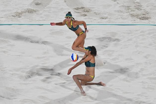OLY24 Beach volleyball, Beachvolleyball Australian beach volleyball player Mariafe Artacho del Solar and Australian beach volleyball player Taliqua Clancy in action during the Women s Bronze Medal 53 beach volleyball match between Australia and Switzerland at Eiffel Tower Stadium in Paris, as part of the 2024 Paris Olympic Games, Olympische Spiele, Olympia, OS France, Friday, August 9, 2024. ( NO ARCHIVING, EDITORIAL USE ONLY, NO USE IN BOOKS WITHOUT CONSENT PARIS FRANCE Copyright: xDAVExHUNTx 20240810184282393513