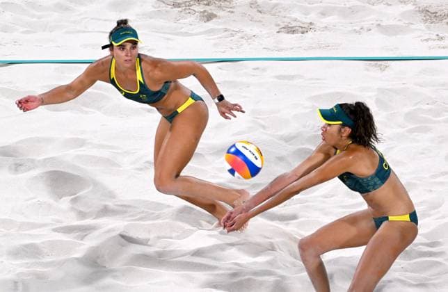 OLY24 Beach volleyball, Beachvolleyball Australian beach volleyball players Mariafe Artacho del Solar and Australian beach volleyball player Taliqua Clancy in action during the Women s Bronze Medal 53 beach volleyball match between Australia and Switzerland at Eiffel Tower Stadium in Paris, as part of the 2024 Paris Olympic Games, Olympische Spiele, Olympia, OS France, Friday, August 9, 2024. ( NO ARCHIVING, EDITORIAL USE ONLY, NO USE IN BOOKS WITHOUT CONSENT PARIS FRANCE Copyright: xDAVExHUNTx 20240810174890809719