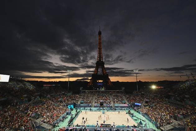 OLY24 Beach volleyball, Beachvolleyball The Eiffel Tower can be seen during the Women s Bronze Medal 53 beach volleyball match between Australia and Switzerland at Eiffel Tower Stadium in Paris, as part of the 2024 Paris Olympic Games, Olympische Spiele, Olympia, OS France, Friday, August 9, 2024. ( NO ARCHIVING, EDITORIAL USE ONLY, NO USE IN BOOKS WITHOUT CONSENT PARIS FRANCE Copyright: xDAVExHUNTx 20240810111536032220