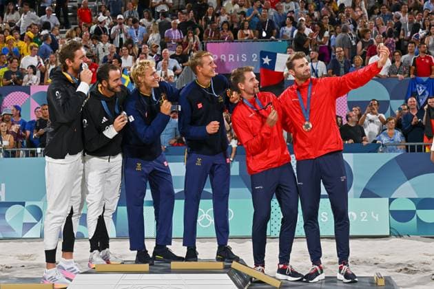 Olympic Games Beach Volleyball Paris 10 08 2024 Final, Men, GER SWE, Podium from left Nils Ehlers, Clemens Wickler, GER, David Ahmann, Jonatan Hellvig, SWE, Christian Soerum, Anders Mol, NOR Copyright: xBEAUTIFULxSPORTS TomxBlochx