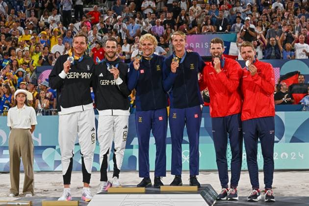 Olympic Games Beach Volleyball Paris 10 08 2024 Final, Men, GER SWE, Podium from left Nils Ehlers, Clemens Wickler, GER, David Ahmann, Jonatan Hellvig, SWE, Christian Soerum, Anders Mol, NOR Copyright: xBEAUTIFULxSPORTS TomxBlochx