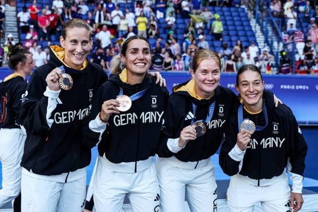 FRA, Paris, Olympic Games Paris 2024, 10 08 2024, Football Women Award Ceremony, Parc de Princes Ann Katrin Berger Germany, 12 , Bibiane Schulze Solano Germany, 4 , Sjoeke Nüsken Germany, 9 , Felicitas Rauch Germany pose with bronze medal Copyright: HMBxMedia SteffiexWunderl