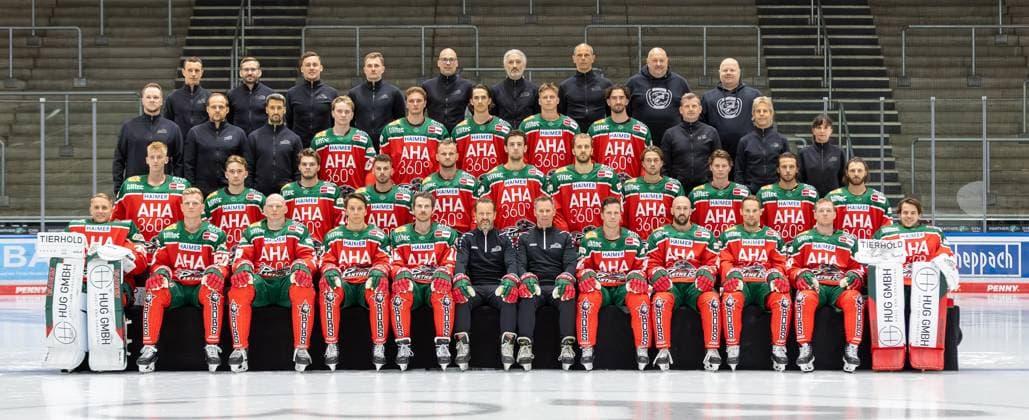 Front row from left Markus Keller, Alexander Oblinger, Denis Reul, Anrei Hakulinen, Chris Collins, Co Coach Thomas Dolak, Head Coach Ted Dent, T J Trevelyan, Jason Bast, Nolan Zajac, Mark Zengerle, Strauss Mann Second row from left Konrad Fiedler, Moritz Elias, D J Busdeker, Luca Tosto, Maximilian Renner, Thomas Schemitsch, Mick Koehler, Riley McCourt, Kristian Blumenschein, Riley Damiani, Anthony Louis Third row from left Development Coach Mika Wendell, Video Coach Kai Erlenhardt, Goalkeeping Coach Dennis Endras, Florian Elias, Justin Volek, Christian Hanke, Marco Niewollik, Leon van der Linde, Athletic trainer Simon Sengele, team manager Duanne Moeser, dentist Dr Roswitha Merk Top row from left Physiotherapist Oliver Roensch, Physiotherapist Ferdinand Merckx, Physiotherapist Michael Seitz, Physiotherapist Jakob Thanner, Physiotherapist Alexander Ablass, Sports physician Dr Thomas Rebele, Sports physician Dr Jens Ulrich Otto, supervisor Volker Reinhardt, supervisor Marco Nachrichter Cody Kunyk, sports physician Dr Karsten Bogner, general practitioner Dr Karl Golczyk, team and portrait pictures, Augsburger Panther, season 2024 2025, ice hockey, Penny DEL, 12 08 2024 Augsburg Bavaria Germany Copyright: xkolbert-press ChristianxKolbertx