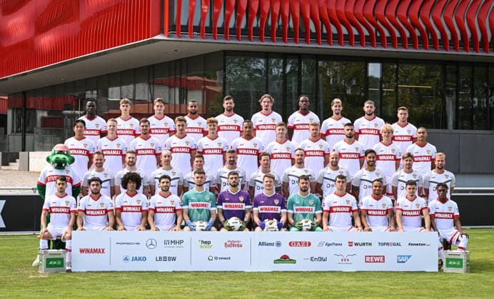 FOOTBALL 1 BUNDESLIGA 13 08 2024 Portraettermin 2024 2025 at VfB Stuttgart, team photo Oemer Beyaz, Wahid Faghir, Anrie Chase, Leonidas Stergiou, Dennis Seimen, Fabian Bredlow, Alexander Nübel, Stefan Drljaca, Thomas Kastanaras, Nikolas Nartey, Fabian Rieder, Justin Diehl 1 row from left to right VfB mascot Fritzle, Jasper Smets, Marcus Fregin, Florian Mohr, Jan Schimpchen, Martin Franz, Dr Andre Filipovic, Matthias Schiffers, goalkeeper coach Steffen Krebs, Co-coach Malik Fathi, Co-coach David Krecidlo, Coach Sebastian Hoeness 2 row from left to right Wooyeong Jeong, Chris Fuehrich, Pascal Stenzel, Anthony Rouault, Yannik Keitel, Jamie Leweling, Angelo Stiller, Maximilian Mittelstaedt, Deniz Undav, Frans Krätzig, Enzo Millot 3 row from left to right Silas, Luca Raimund, Ramon Hendriks, Josha Vagnoman, Luca Pfeiffer, Nick Woltemade, Dan Axel Zagadou, Atakan Karazor, Jeff Chabot, Ermedin Demirovic 4 row from left to right