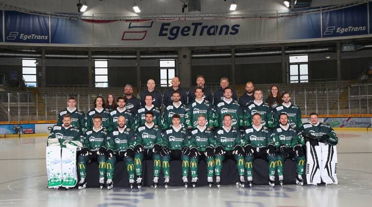 BAU 17 08 2023, Germany, Bietigheim, Ice Hockey, SC Steelers Bietigheim, Team photo Back row from left Hanna Fritz Supervisor , Spiro Sbonias Supervisor , Dr Mike Holl Team Physician , Boris Blank Assistant Coach , Alexander Dück Head Coach , Dr Boris Brand Team Physician , Marco Schwarzer Head Equipment Manager , Julia Kilgus Physiotherapist Middle row from left Alexander Dell, Anton Sproll, Tam‡s K‡nya, Marvin Drothen, Mick Hochreither, Dennis Dietmann, Jesse Roach, Bastian Eckl, Christopher Kiefersauer Front row from left Olafr Schmidt, Erik Nemec, Sören Sturm, Marek Racuk, Joshua Rust, Alexander Preibisch, Tyler McNeely, Pawel Dronia, Fedor Kolupaylo, Justin Scheck and Tim Schüle are missing