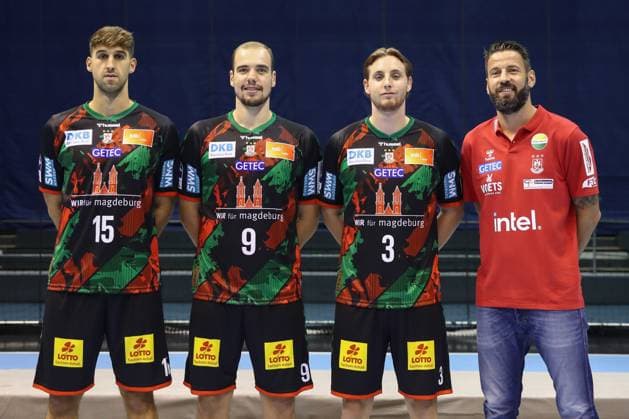 19 08 2024, xgox, Handball, Daikin HBL, Photo session SC Magdeburg emspor v l Antonio Serradilla Cuenca Magdeburg, 15 , Tim Zechel Magdeburg, 9 , Isak Persson Magdeburg, 3 Bennet Wiegert Magdeburg, Coach Magdeburg