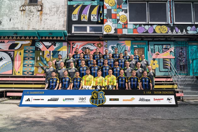 3.Liga - 1.FC Saarbruecken - Fotoshooting - Fototermin - Fussball - Saison 2024 25 - SB - Mannschaftsfoto des Drittligisten 1.FC Saarbrücken am 18.07.2024 , in Saarbrücken vor dem Silo Osthafen . Im Bild Obere Reihe v.l. Simon Stehle , Tim Civeja , Amine Naifi , Kasim Rabihic , Dominik Becker , Maurice Multhaup , Till Schumacher . 3. Reihe v.l. : Athletiktrainer Max Smith , Torwarttrainer Michael Weirich , Julian Günther-Schmidt , Manuel Zeitz , Elijah Krahn , Patrick Schmidt , Lasse Wilhelm , Betreuer Rüdiger Schmidti , Busfahrer Torsten Bard . 2. Reihe: Trainer Rüdiger Ziehl , Co-Trainer Bernd Heemsoth , Co-Trainer Yannic Thiel , Bjarne Thoelke , Bone Uaferro , Sven Sonnenberg , Kai Brünker , Paulo DaPalma , Frank Sänger , Helmut Schwan . 1.Reihe (unten, v.l.): Calogero Rizzuto , Richard Neudecker , Chafik Gourichy , Phillip Menzel , David Mutter , Tim Paterok , Sebastian Vasiliadis , PhilipFahrner , Patrick Sontheimer . Saarbrücken Silo - Am Osthafen Saarland Deutschland