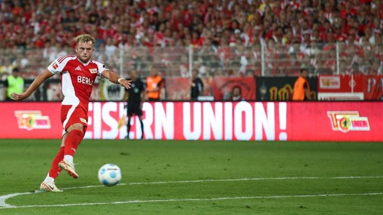 30 08 2024, xtgx, Fussball 1 Bundesliga, 1 FC Union Berlin FC St Pauli emspor, v l Benedict Hollerbach Union Berlin, 16 schiesst Tor, schießt, Torschuetze, erzielt Tor, Treffer, scores the goal 1 0 DFL DFB REGULATIONS PROHIBIT ANY USE OF PHOTOGRAPHS as IMAGE SEQUENCES and or QUASI VIDEO Berlin