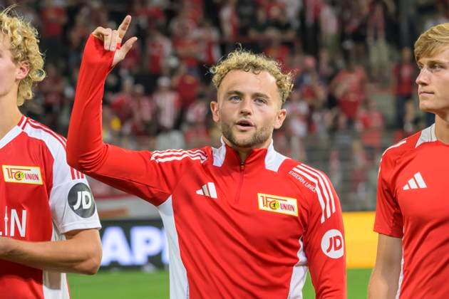 GER, Berlin, 1 FC Union Berlin vs FC St Pauli, 1 Bundesliga, Football, DFB, Season 2024 2025, Alte Foersterei, Matchday 2, Benedict Hollerbach 1 FC Union Berlin, 16 , Applause for the fans, the team says thank you, joy, jubilation, victory, celebrate, satisfied, final score after 90 4 minutes 1 0, Union Berlin wins, DFB DFL REGULATIONS PROHIBIT ANY USE OF PHOTOGRAPHS AS IMAGE SEQUENCES AND OR QUASI VIDEO, 30 08 2024, Copyright: HMBxMedia UwexKoch