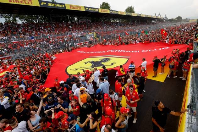 Sport Bilder des Tages Scuderia Ferrari, fans, supporter, tiffs during the Formula 1 Pirelli Gran Premio d’Italia 2024, Italian Grand Prix 2024, 16th round of the 2024 Formula One World Championship, WM, Weltmeisterschaft from August 30 to September 1, 2024 on the Autodromo Nazionale Monza, in Monza, Italy - F1 - ITALIAN GRAND PRIX 2024 DPPI Panoramic 240901_R16_ITALIA_DP_F12024GP16ITA_JK528709