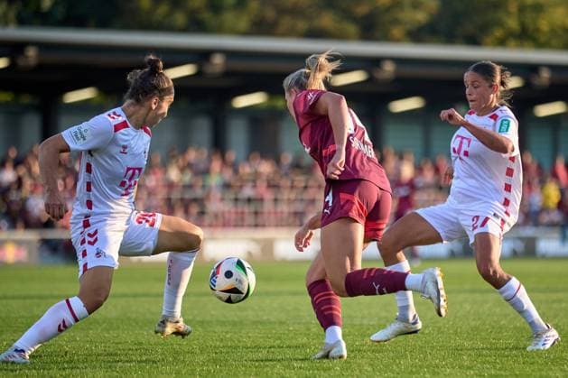 10 09 2024, GER, Womens Soccer, BL, 2024 2025, RB Leipzig 1 FC Köln Marleen Schimmer 14, RB Leipzig , free position, back view, action, with ball, duel for ball, against two opponents Leipzig Training Center of the Red Bull Saxony Germany