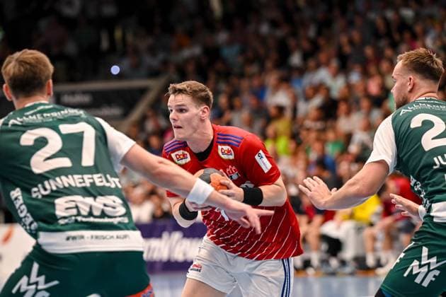 Goeppingen, Germany, 06 09 24 Oskar Sunnefeldt FRISCH AUF Göppingen , Dominik Axmann Handball Sport Verein Hamburg and Ludvig Jurmala FRISCH AUF Göppingen in a duel during the Daikin Handball Bundesliga match between FRISCH AUF Goeppingen vs Handball Sport Verein Hamburg at EWS Arena on September 06, 2024 in Goeppingen, Germany Photo by Harry Langer DeFodi Images Goeppingen, Germany, 06 09 24 Oskar Sunnefeldt FRISCH AUF Göppingen , Dominik Axmann Handball Sport Verein Hamburg and Ludvig Jurmala FRISCH AUF Göppingen battle for the ball during the Daikin Handball Bundesliga match between FRISCH AUF Goeppingen vs Handball Sport Verein Hamburg at EWS Arena on September 6, 2024 in Goeppingen, Germany Photo by Harry Langer DeFodi Images Photo by Harry Langer DeFodi Images Defodi 541 FAGHSV240906 145 Defodi-541