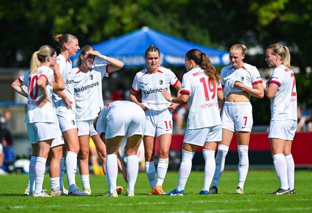 Greta Stegemann SC Freiburg and Tessa Blumenberg SC Freiburg are in a Team circle with their teammates, Frauen Bundesliga, 1 FC Nuernberg vs SC Freiburg, Sportpark Valznerweiher on September 07, 2024 in Nuernberg, Germany Photo by Silas Schueller DeFodi Images Greta Stegemann SC Freiburg and Tessa Blumenberg SC Freiburg are in a Team circle with their teammates, Frauen Bundesliga, 1 FC Nuernberg vs SC Freiburg, Sportpark Valznerweiher on September 7, 2024 in Nuremberg, Germany Photo by Silas Schueller DeFodi Images Defodi 121 121 FCNSCF 20240907 243 Defodi-121