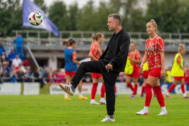 Alexander Straus Bayern Muenchen, Coach juggles, GER, SC Sand vs FC Bayern Muenchen, Football DFB Pokal Women, 2nd round, Season 2024 2025, 08 09 2024 DFL DFB regulations prohibit any use of photographs as image sequences and or quasi video GER, SC Sand vs FC Bayern Muenchen, Football DFB Pokal Women, 2nd round, Season 2024 2025, 08 09 2024, Sand Copyright: xEibner-Pressefoto StefanxMayerx EP_SMR