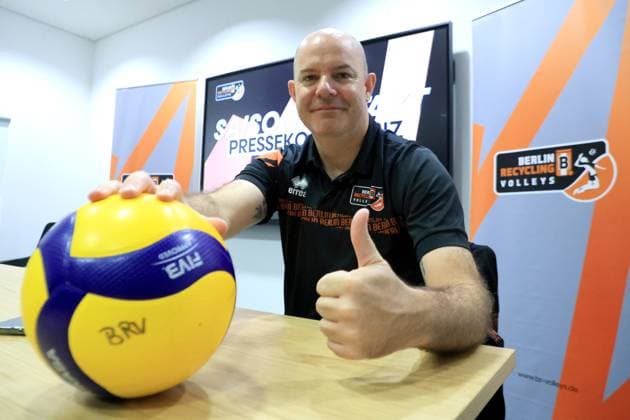DEU, DVV, 1 VBL, BR Volleys, season kick-off press conference, 10 09 2024, Berlin, Berlin, DEU, DVV, 1 VBL, BR Volleys, season kick-off press conference, in the picture Managing Director Kaweh Niroomand, Head Coach Joel Banks Photo Juergen Engler nordphoto GmbH nordphotoxGmbHx xEngler nph00076