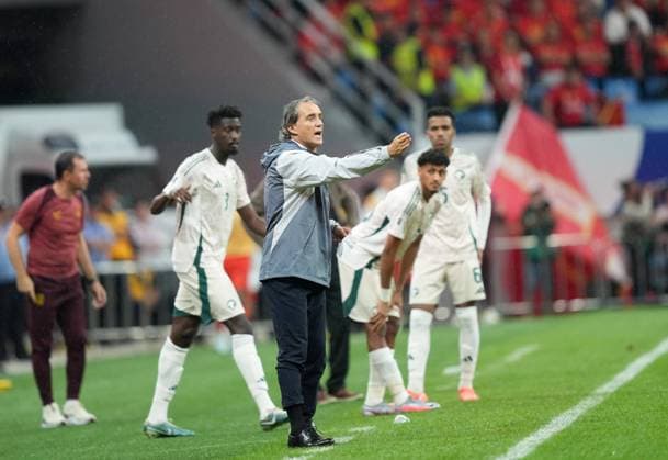 (240910) -- DALIAN, Sept. 10, 2024 -- Roberto Mancini (front), head coach of Saudi Arabia, gestures during the 2026 FIFA World Cup, WM, Weltmeisterschaft, Fussball Asian Qualifiers match between China and Saudi Arabia in Dalian, northeast China s Liaoning Province, Sept. 10, 2024. ) (SP)CHINA-DALIAN-FOOTBALL-WORLD CUP-QUALIFIERS-CHINA VS SAUDI ARABIA (CN) PanxYulong