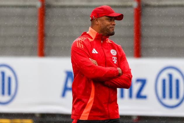 Vincent Kompany FC Bayern Muenchen, Head coach training in the rain, Final training, FC Bayern Muenchen, Football, UEFA Champions League, Matchday 1, Season 24 25, 16 09 2024, Final training, FC Bayern Muenchen, Football, UEFA Champions League, Matchday 1, Season 24 25, 16 09 2024 Muenchen Copyright: xEibner-Pressefoto JennixMaulx EP_JML