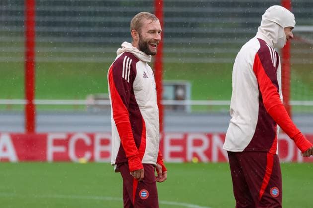 Konrad Laimer FC Bayern Muenchen, 27 laughing during training in the rain, laughs, sideways, final training, FC Bayern Muenchen, football, UEFA Champions League, matchday 1, season 24 25, 16 09 2024, final training, FC Bayern Muenchen, football, UEFA Champions League, matchday 1, season 24 25, 16 09 2024 Muenchen Copyright: xEibner-Pressefoto JennixMaulx EP_JML