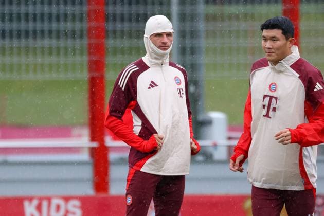 Thomas Mueller FC Bayern Muenchen, 25 training in the rain, with Minjae Kim FC Bayern Muenchen, 03 , Final training, FC Bayern Muenchen, Football, UEFA Champions League, Matchday 1, Season 24 25, 16 09 2024, Final training, FC Bayern Muenchen, Football, UEFA Champions League, Matchday 1, Season 24 25, 16 09 2024 Muenchen Copyright: xEibner-Pressefoto JennixMaulx EP_JML