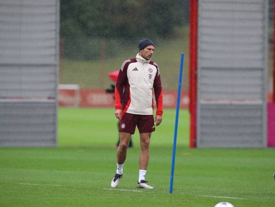 Munich, Germany September 16, 2024 Football, Men, Season 2024 2025, FC Bayern Munich, Säbener Strasse, Training ground, Final training, Champions League Leon Goretzka FC Bayern Munich standing alone on the training ground, single action, freeze frame, full body shot