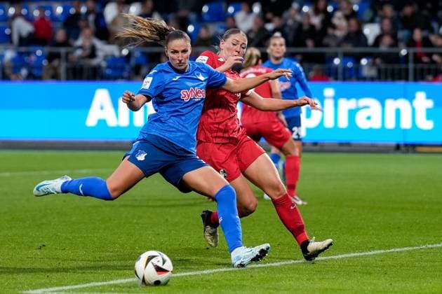 v li Melissa Kössler TSG, 25 , Samantha Steuerwald Freiburg, 21 , duel, duel, tackle, tackling, dynamics, action, action, in the penalty area, penalty area scene, 16 09 2024, Sinsheim Hoffenheim Germany , Football, Google Pixel Women Bundesliga, TSG 1899 Hoffenheim SC Freiburg, DFB DFL REGULATIONS PROHIBIT ANY USE OF PHOTOGRAPHS AS IMAGE SEQUENCES AND OR QUASI VIDEO xozx