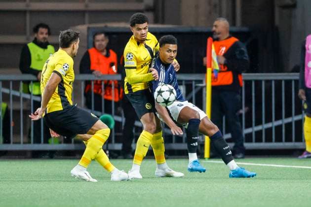 Zachary Athekame BSC Young Boys, 24 and Ollie Watkins Aston Villa, 11 in duel , Football, UEFA Champions League, Matchday 1, 2024 2025, Young Boys Bern vs Aston Villa, 17 09 2024, Stadion Wankdorf, Bern, Switzerland Bern Stadion Wankdorf Bern Switzerland Copyright: xGrantxHubbsx