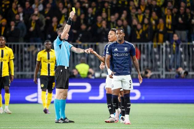Jhon Duran Aston Villa, 09 gets the yellow card from referee Georgi Kabakov BUL , Football, UEFA Champions League, Matchday 1, 2024 2025, Young Boys Bern vs Aston Villa, 17 09 2024, Stadion Wankdorf, Bern, Switzerland Bern Stadion Wankdorf Bern Switzerland Copyright: xGrantxHubbsx