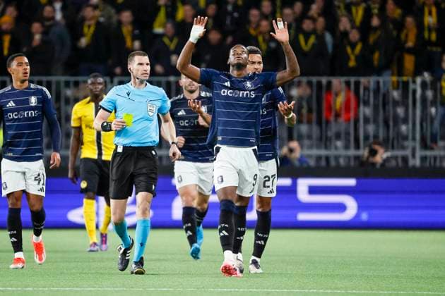 Jhon Duran Aston Villa, 09 gets the yellow card from referee Georgi Kabakov BUL , Football, UEFA Champions League, Matchday 1, 2024 2025, Young Boys Bern vs Aston Villa, 17 09 2024, Stadion Wankdorf, Bern, Switzerland Bern Stadion Wankdorf Bern Switzerland Copyright: xGrantxHubbsx