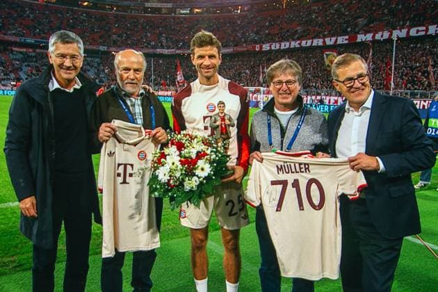 Scoreboard Ehnung Thomas Mueller FC Bayern Muenchen, 25 , Herbert Heiner FC Bayern Muenchen, President , Jan Christian Dreesen FC Bayern Muenchen AG, Chairman of the Board , GER, FC Bayern Muenchen vs GNK Dinamo Zagreb, Football, Champions League, 1 Matchday, Season 2024 2025, 17 09 2024, Eibner Pressefoto Sascha Walther GER, FC Bayern Muenchen vs GNK Dinamo Zagreb, Football, Champions League, 1 Matchday, Season 2024 2025, 17 09 2024 Muenchen Copyright: xEibner-Pressefotox EP_EER