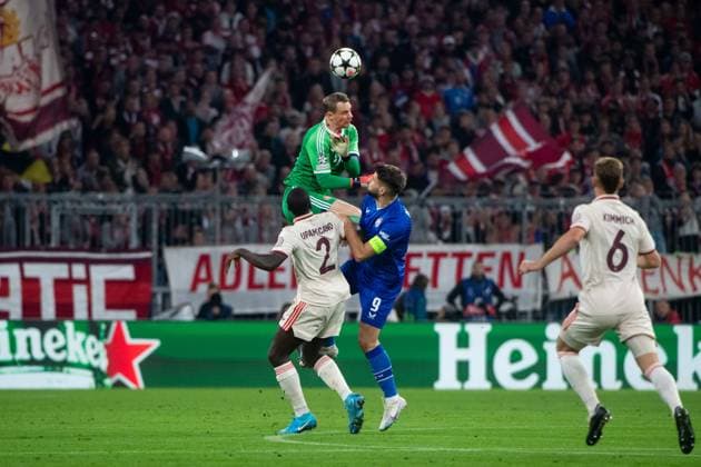 Manuel Neuer FC Bayern Muenchen, 01 in duel with Bruno Petkovic GNK Dinamo, 09 , before Dayot Upamecano FC Bayern Muenchen, 02 , GER, FC Bayern Muenchen vs GNK Dinamo Zagreb, Soccer, Champions League, Matchday 1, Season 2024 2025, 17 09 2024 GER, FC Bayern Muenchen vs GNK Dinamo Zagreb, Soccer, Champions League, Matchday 1, Season 2024 2025, 17 09 2024 Muenchen Copyright: xEibner-Pressefoto Memmlerx EP_MMR