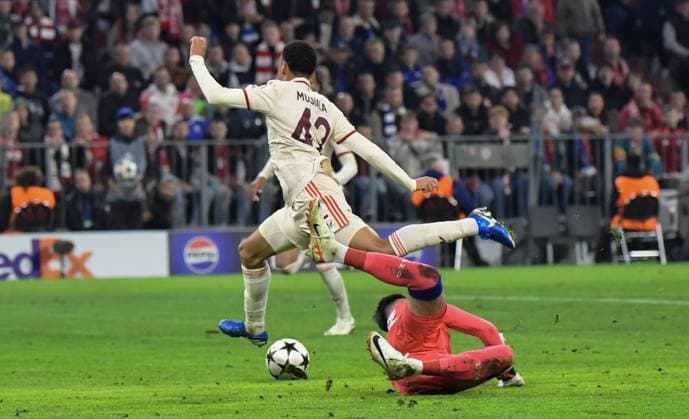 17 09 2024, xemx, Football UEFA Champions League, FC Bayern Muenchen Dinamo Zagreb emspor, v l Jamal Musiala FC Bayern Muenchen , Ivan Nevistic Dinamo Zagreb Zweikampf, Aktion, action, battle for the ball, Michael Olise FC Bayern Muenchen Goal scored, erziehlt das Tor zum 5 2 DFL DFB REGULATIONS PROHIBIT ANY USE OF PHOTOGRAPHS as IMAGE SEQUENCES and or QUASI VIDEO Muenchen