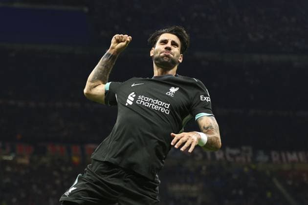 Sport Bilder des Tages Dominik Szoboszlai of Liverpool celebrates after scoring a goal (1-3) AC Milan v Liverpool, UEFA Champions League, Group Stage, Football, San Siro, Milan, Italy, 17 Sep 2024 EDITORIAL USE ONLY No use with unauthorised audio, video, data, fixture lists, club league logos or live services. Online in-match use limited to 120 images, no video emulation. No use in betting, games or single club league player publications. Copyright: xSimonxDael Shutterstockx 14722111au