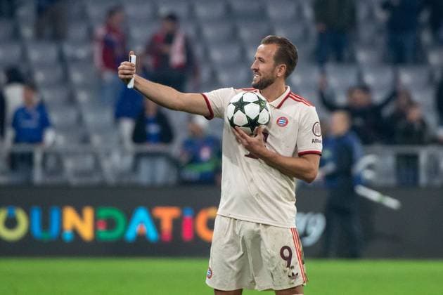 Harry Kane FC Bayern Muenchen, 09 takes a selfie with the match ball and celebrates his four goals, GER, FC Bayern Muenchen vs GNK Dinamo Zagreb, Football, Champions League, Matchday 1, Season 2024 2025, 17 09 2024 GER, FC Bayern Muenchen vs GNK Dinamo Zagreb, Football, Champions League, Matchday 1, Season 2024 2025, 17 09 2024 Muenchen Copyright: xEibner-Pressefoto Memmlerx EP_MMR
