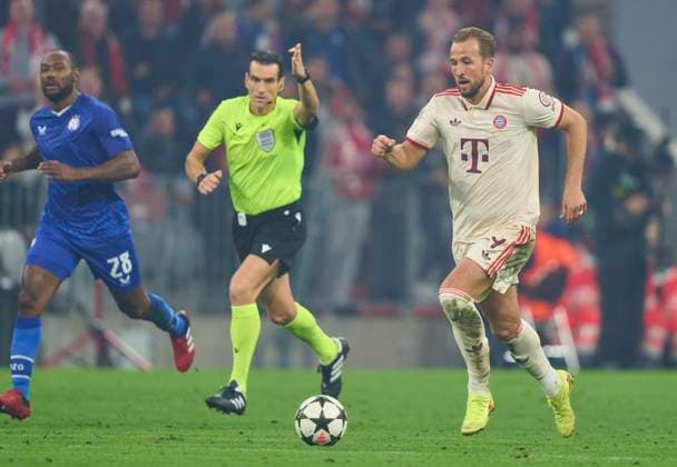 Harry Kane, FCB 9 referee Juan Martinez Munuera with whistle, gestures, shows, watch, individual action, Schiedsrichter, Hauptschiedsrichter, schiri, Pfeiffe, Pfiff, in the group league match FC BAYERN MUENCHEN - DINAMO ZAGREB 9-2 of football UEFA Champions League in season 2024 2025 in Munich, Sep 17, 2024 , FCB, 1. Spieltag, München