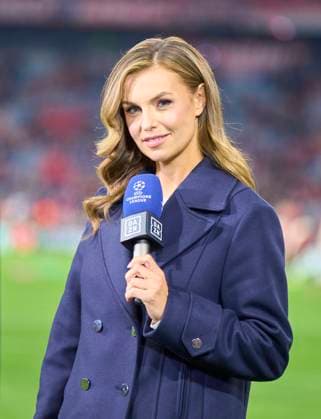Laura WONTORRA, sports presenter, reporter, woman, moderator, TV, television, in the group league match FC BAYERN MUENCHEN - DINAMO ZAGREB 9-2 of football UEFA Champions League in season 2024 2025 in Munich, Sep 17, 2024 , FCB, 1. Spieltag, München