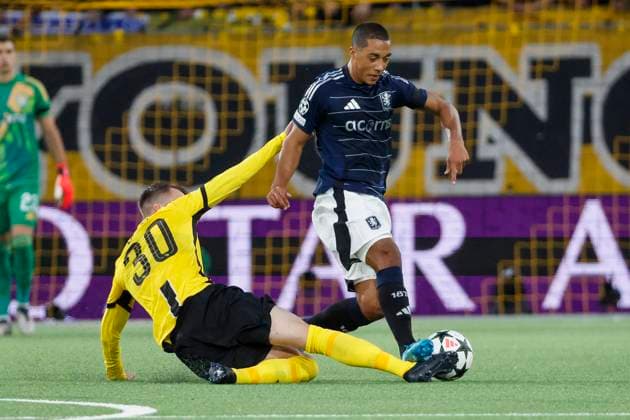 Sandro Lauper BSC Young Boys, 30 and Youri Tielemans Aston Villa, 08 in duel , Football, UEFA Champions League, Matchday 1, 2024 2025, Young Boys Bern vs Aston Villa, 17 09 2024, Stadion Wankdorf, Bern, Switzerland Bern Stadion Wankdorf Bern Switzerland Copyright: xGrantxHubbsx