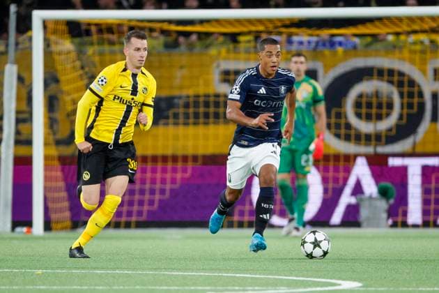 Sandro Lauper BSC Young Boys, 30 and Youri Tielemans Aston Villa, 08 in a running duel , Football, UEFA Champions League, Matchday 1, 2024 2025, Young Boys Bern vs Aston Villa, 17 09 2024, Stadion Wankdorf, Bern, Switzerland Bern Stadion Wankdorf Bern Switzerland Copyright: xGrantxHubbsx