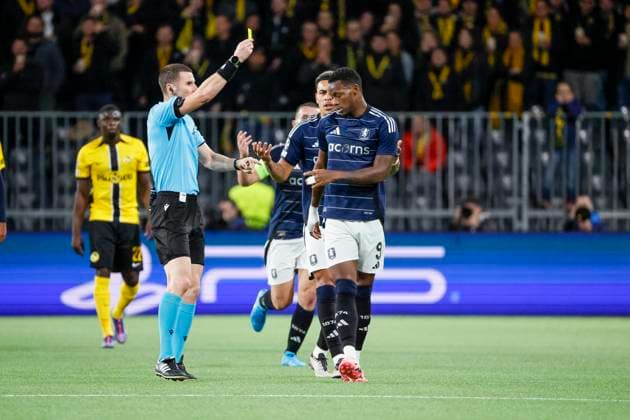 Jhon Duran Aston Villa, 09 gets the yellow card from referee Georgi Kabakov BUL , Football, UEFA Champions League, Matchday 1, 2024 2025, Young Boys Bern vs Aston Villa, 17 09 2024, Stadion Wankdorf, Bern, Switzerland Bern Stadion Wankdorf Bern Switzerland Copyright: xGrantxHubbsx