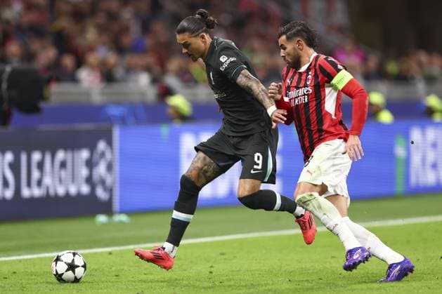 Darwin Nunez of Liverpool under pressure from Theo Hernandez of Milan AC Milan v Liverpool, UEFA Champions League, Group Stage, Football, San Siro, Milan, Italy, 17 Sep 2024 EDITORIAL USE ONLY No use with unauthorised audio, video, data, fixture lists, club league logos or live services. Online in-match use limited to 120 images, no video emulation. No use in betting, games or single club league player publications. Copyright: xSimonxDael Shutterstockx 14722111du