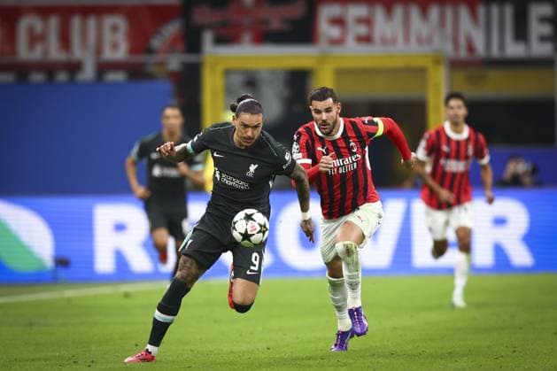 Darwin Nunez of Liverpool under pressure from Theo Hernandez of Milan AC Milan v Liverpool, UEFA Champions League, Group Stage, Football, San Siro, Milan, Italy, 17 Sep 2024 EDITORIAL USE ONLY No use with unauthorised audio, video, data, fixture lists, club league logos or live services. Online in-match use limited to 120 images, no video emulation. No use in betting, games or single club league player publications. Copyright: xSimonxDael Shutterstockx 14722111dr