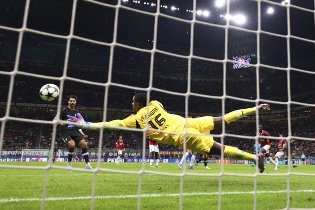 Mike Maignan of Milan makes a save from the shot of Ryan Gravenberch of Liverpool AC Milan v Liverpool, UEFA Champions League, Group Stage, Football, San Siro, Milan, Italy, 17 Sep 2024 EDITORIAL USE ONLY No use with unauthorised audio, video, data, fixture lists, club league logos or live services. Online in-match use limited to 120 images, no video emulation. No use in betting, games or single club league player publications. Copyright: xSimonxDael Shutterstockx 14722111da
