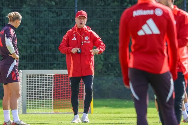 Alexander Straus FC Bayern Muenchen, coach at training, explains, gestures, gesticulating, public training FC Bayern Muenchen women, football, season 24 25, 18 09 2024, public training FC Bayern Muenchen women, football, season 24 25, 18 09 2024 Muenchen Copyright: xEibner-Pressefoto JennixMaulx EP_JML