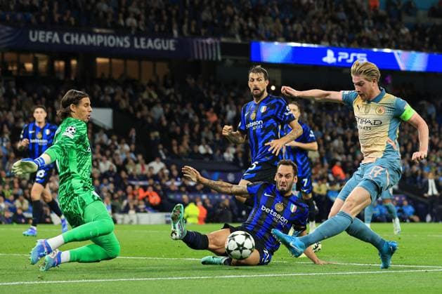 Kevin De Bruyne of Manchester City has a shot but fails to score Manchester City v Inter Milan, UEFA Champions League, Group Stage, Football, Etihad Stadium, Manchester, UK, 18 Sep 2024 EDITORIAL USE ONLY No use with unauthorised audio, video, data, fixture lists, club league logos or live services. Online in-match use limited to 120 images, no video emulation. No use in betting, games or single club league player publications. Copyright: xMattxWest Shutterstockx 14722162ar