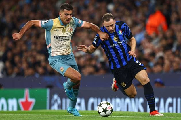 Rodri of Manchester City (L) battles with Carlos Augusto of Inter Milan (R) Manchester City v Inter Milan, UEFA Champions League, Group Stage, Football, Etihad Stadium, Manchester, UK, 18 Sep 2024 EDITORIAL USE ONLY No use with unauthorised audio, video, data, fixture lists, club league logos or live services. Online in-match use limited to 120 images, no video emulation. No use in betting, games or single club league player publications. Copyright: xMattxWest Shutterstockx 14722162ba